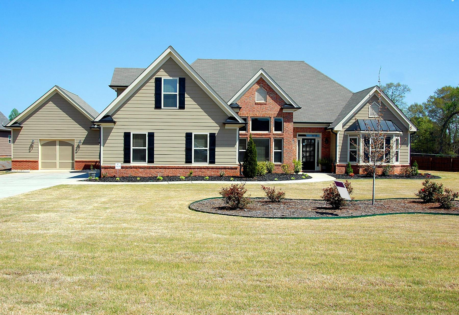Brick Rio Grande Valley home with clean seamless gutter installation
